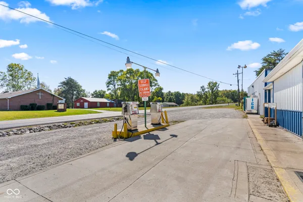 $370,000 | 8545 South State Highway, Commiskey, IN 47227