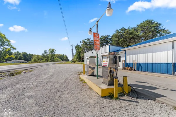 $370,000 | 8545 South State Highway, Commiskey, IN 47227