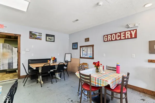 $370,000 | 8545 South State Highway, Commiskey, IN 47227