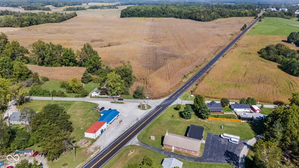 $370,000 | 8545 South State Highway, Commiskey, IN 47227