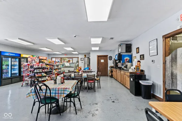 $370,000 | 8545 South State Highway, Commiskey, IN 47227