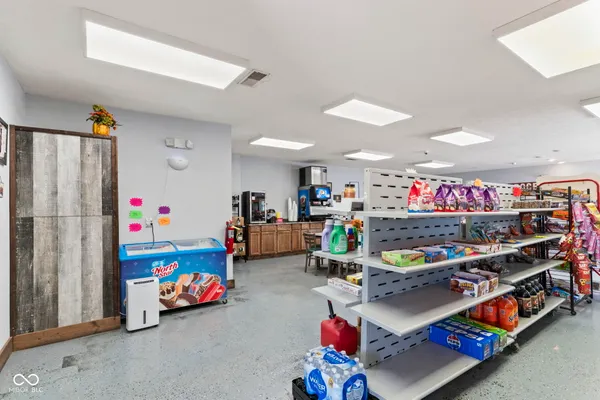 $370,000 | 8545 South State Highway, Commiskey, IN 47227