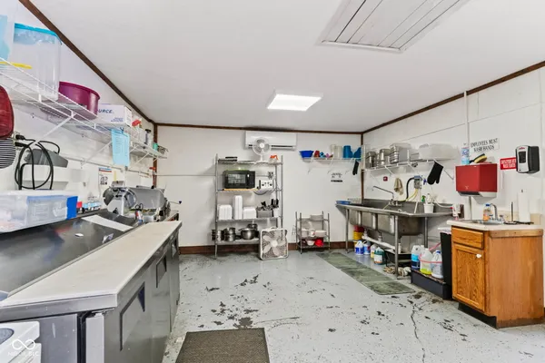 $370,000 | 8545 South State Highway, Commiskey, IN 47227