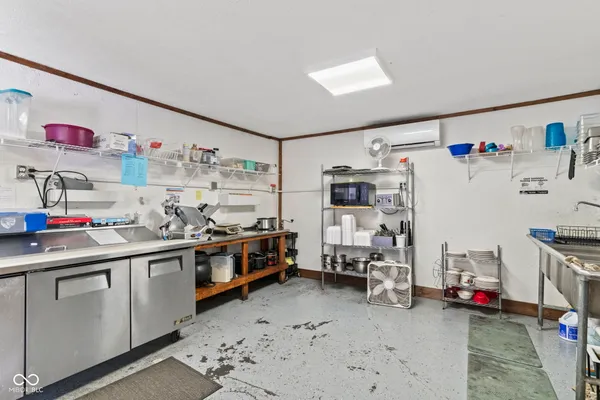 $370,000 | 8545 South State Highway, Commiskey, IN 47227