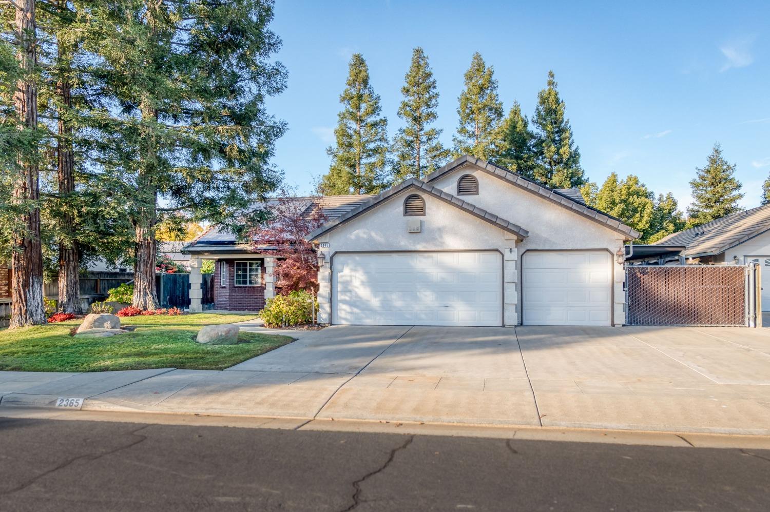 2365 Fallbrook Avenue Clovis, CA 93611 - Photo 5 of 42 a view of a house with a outdoor space and yard