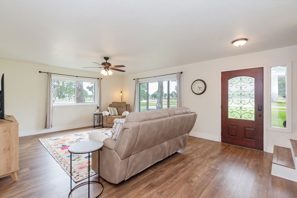1055 South Anderson Street Angleton, TX 77515 - Photo 3 of 23