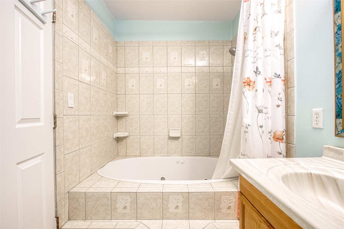 13117 Player Street Houston, TX 77045 - Photo 16 of 36 a bathroom with a bathtub and shower