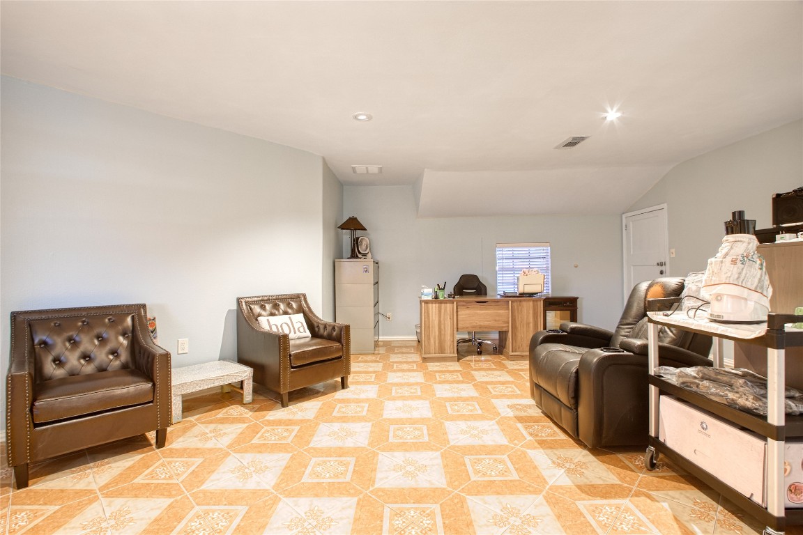 13117 Player Street Houston, TX 77045 - Photo 21 of 36 a living room with furniture and a rug