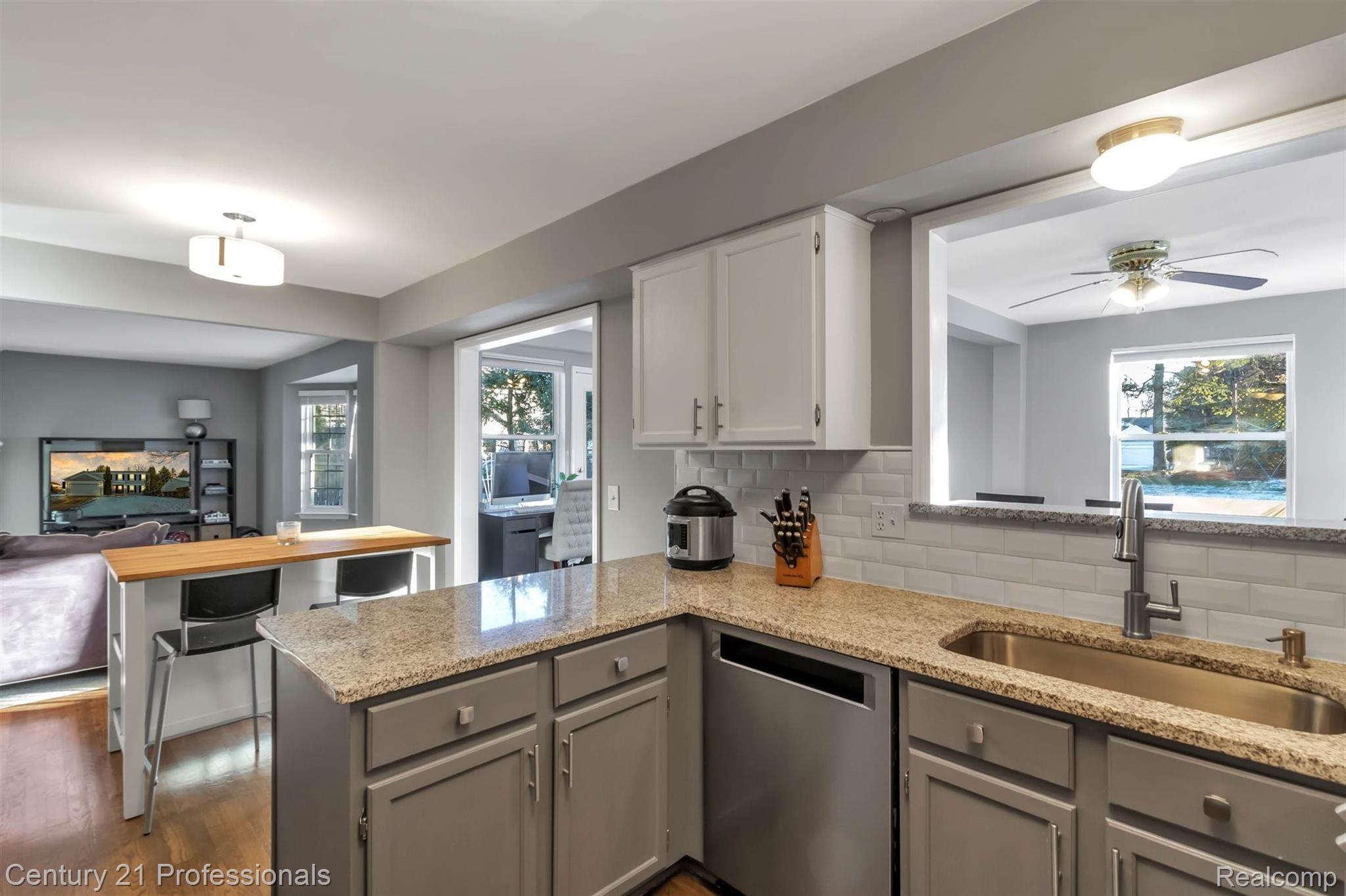 462 Whitney Drive Rochester, MI 48307 - Photo 12 of 49 14-462 Whitney Dr-WindowStill-Real-.jpg