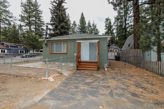 $1,600 | 300 West Aeroplane Boulevard, Big Bear City, CA 92314