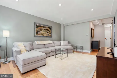 $439,999 | 220 West Rittenhouse Square, Unit 5D, Philadelphia, PA 19103