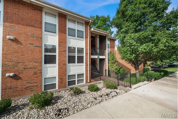 $144,000 | 1934 Greenpoint Drive, Unit 203, Kirkwood, MO 63122