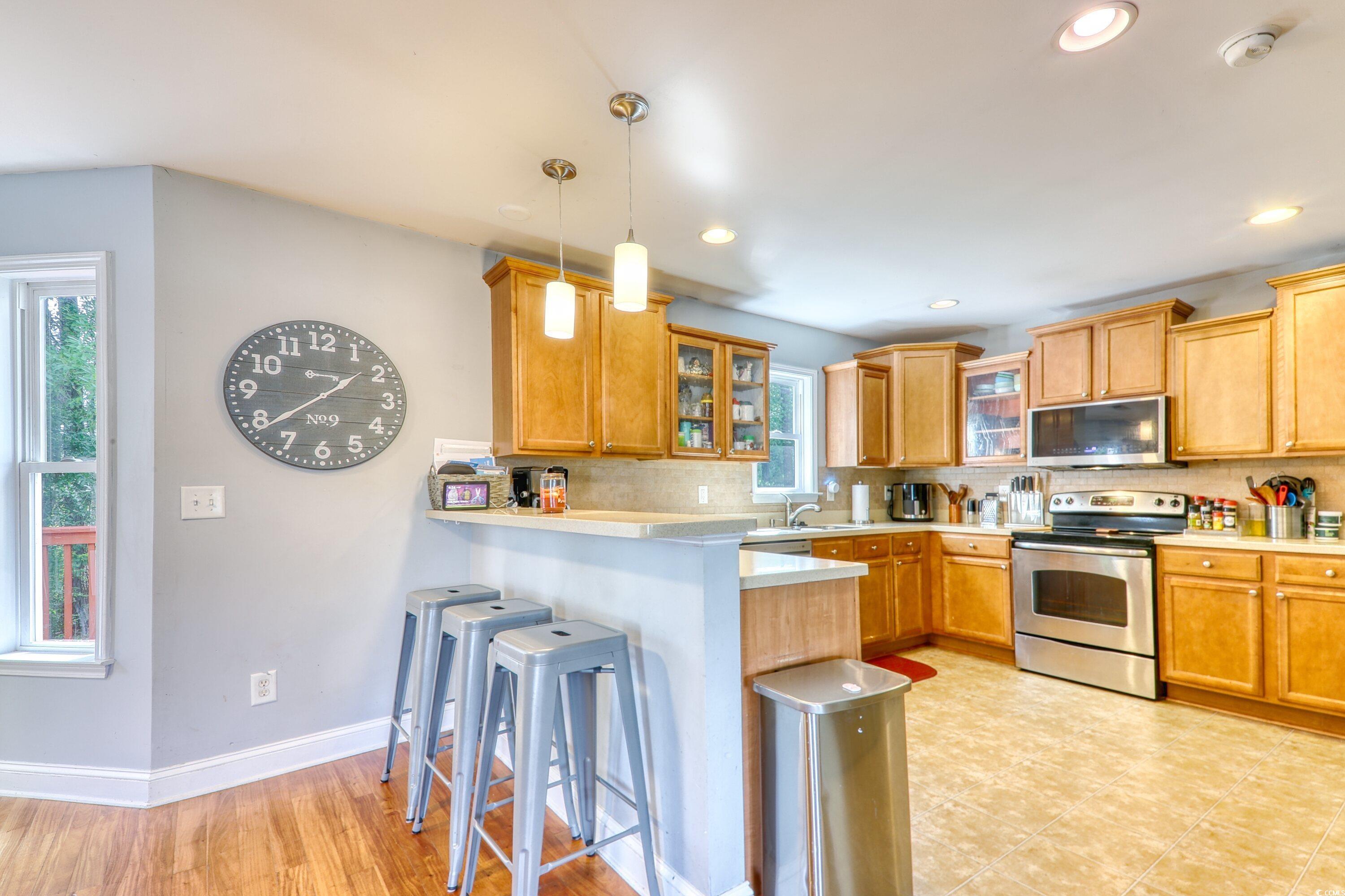 190 Hamilton Way Conway, SC 29526 - Photo 10 of 35 Kitchen featuring a peninsula, backsplash, glass i