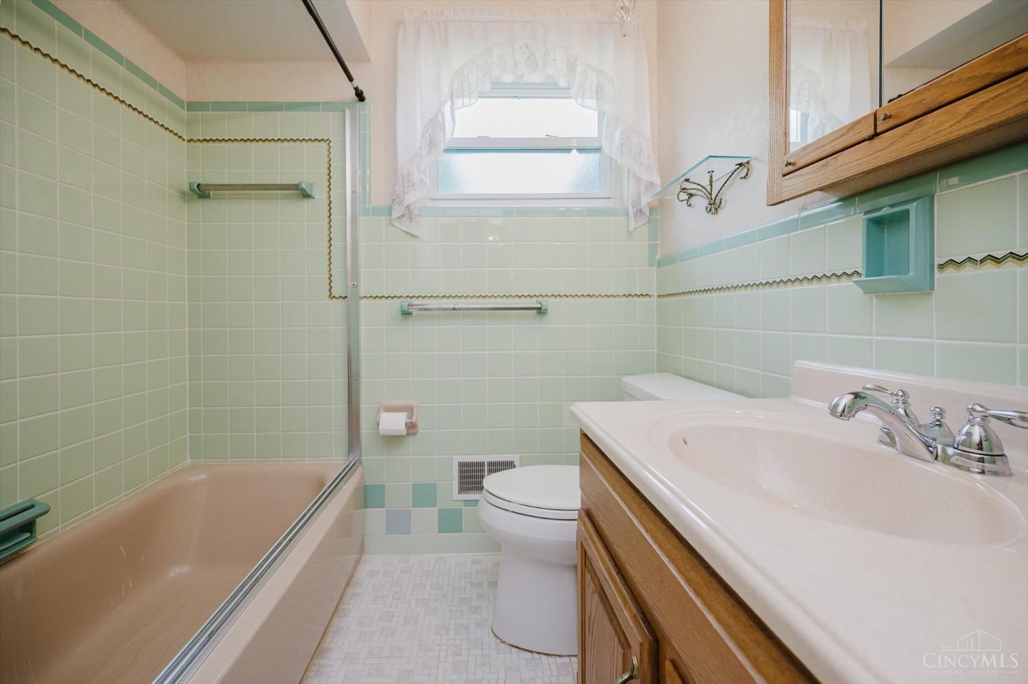 2849 Jessup Road Cincinnati, OH 45239 - Photo 18 of 40 First floor bathroom