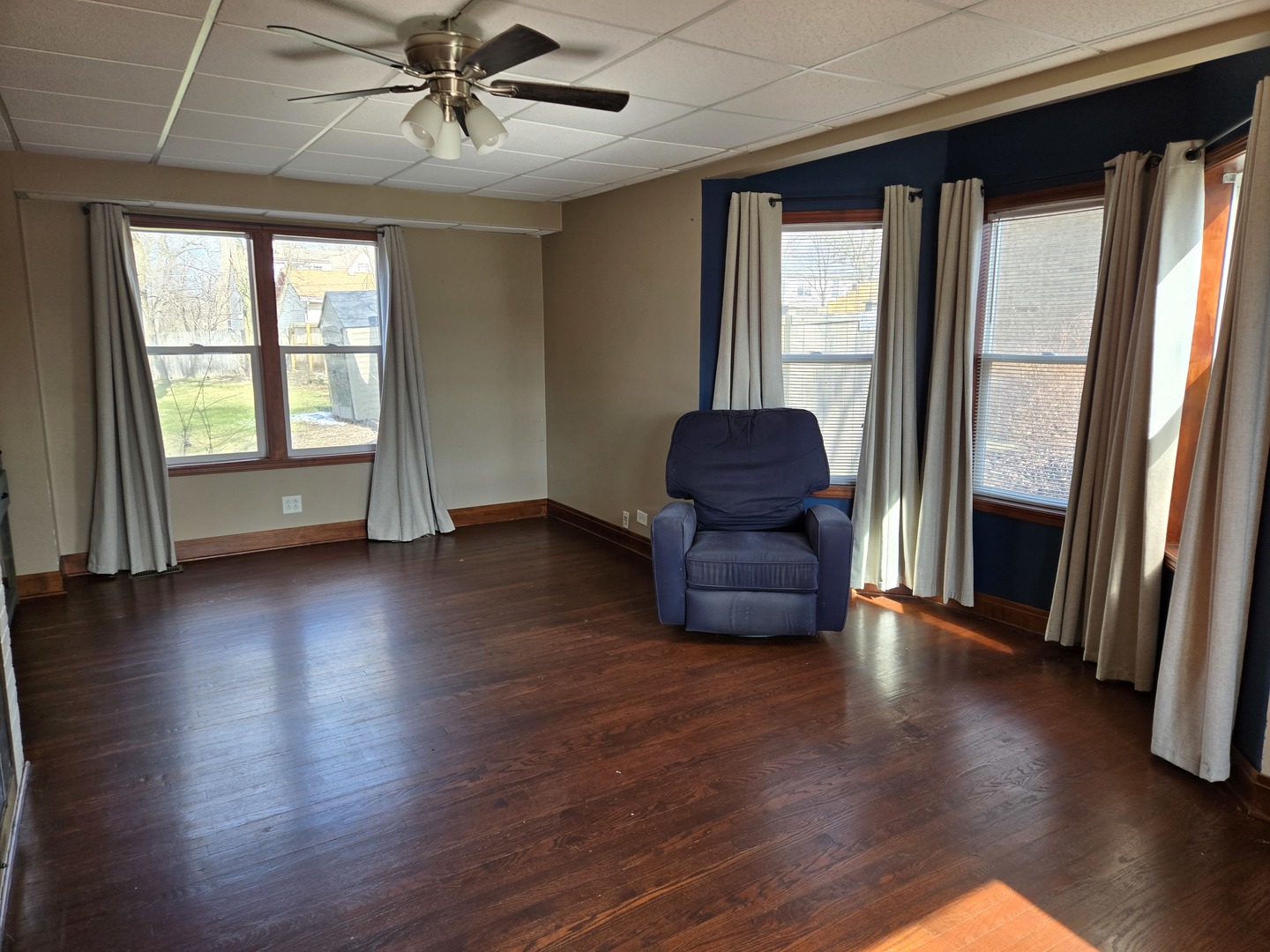 16517 Plainview Drive Markham, IL 60428 - Photo 10 of 30 a living room with couches and a large window with wooden floor