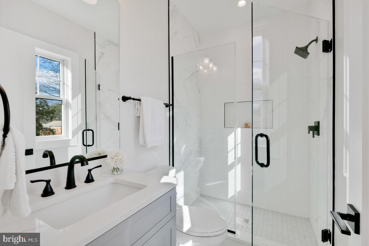 6415 Winnepeg Road Bethesda, MD 20817 - Photo 33 of 54 Full ensuite Bathroom
