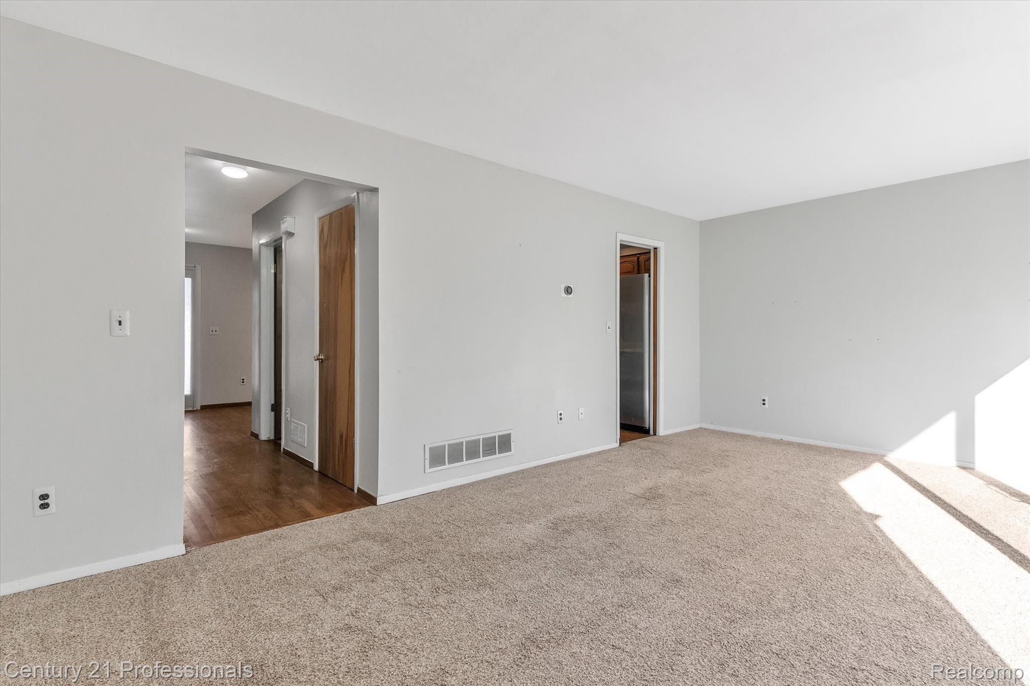 637 Oakbrook West Rochester, MI 48307 - Photo 5 of 45 09-637-Oakbrook-WindowStill-Real-Estate-Photography-10.jpg