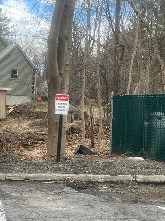 a view of a parking area