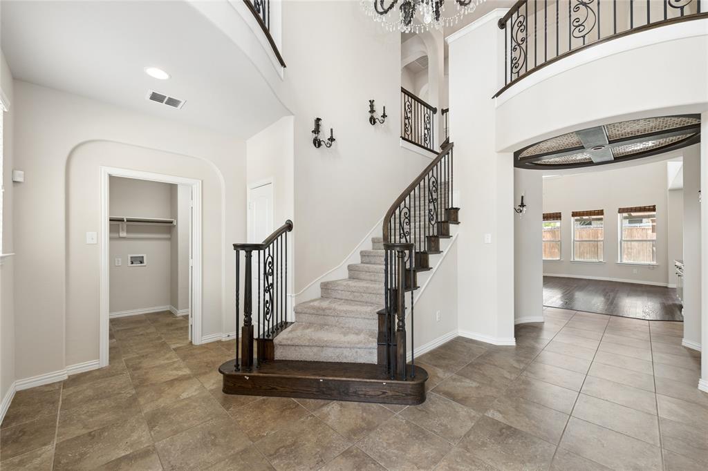 12571 Valley Spring Drive Frisco, TX 75035 - Photo 4 of 39 a view of entryway and hall