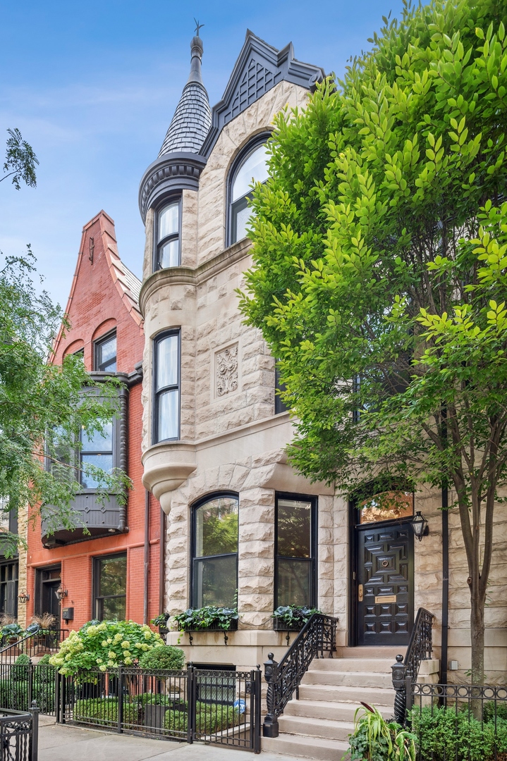 39 East Elm Street Chicago, IL 60611 - Photo 1 of 49 front view of a house with a garden