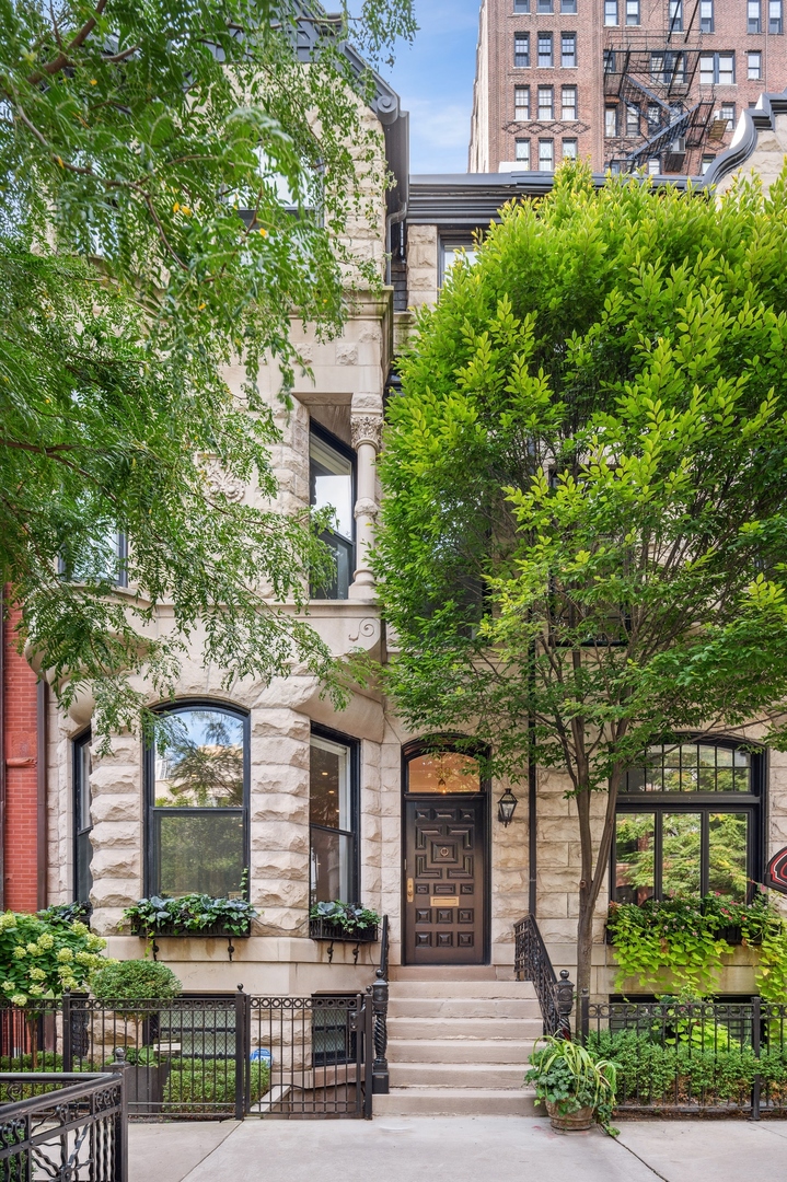 39 East Elm Street Chicago, IL 60611 - Photo 2 of 49 a front view of a house with garden