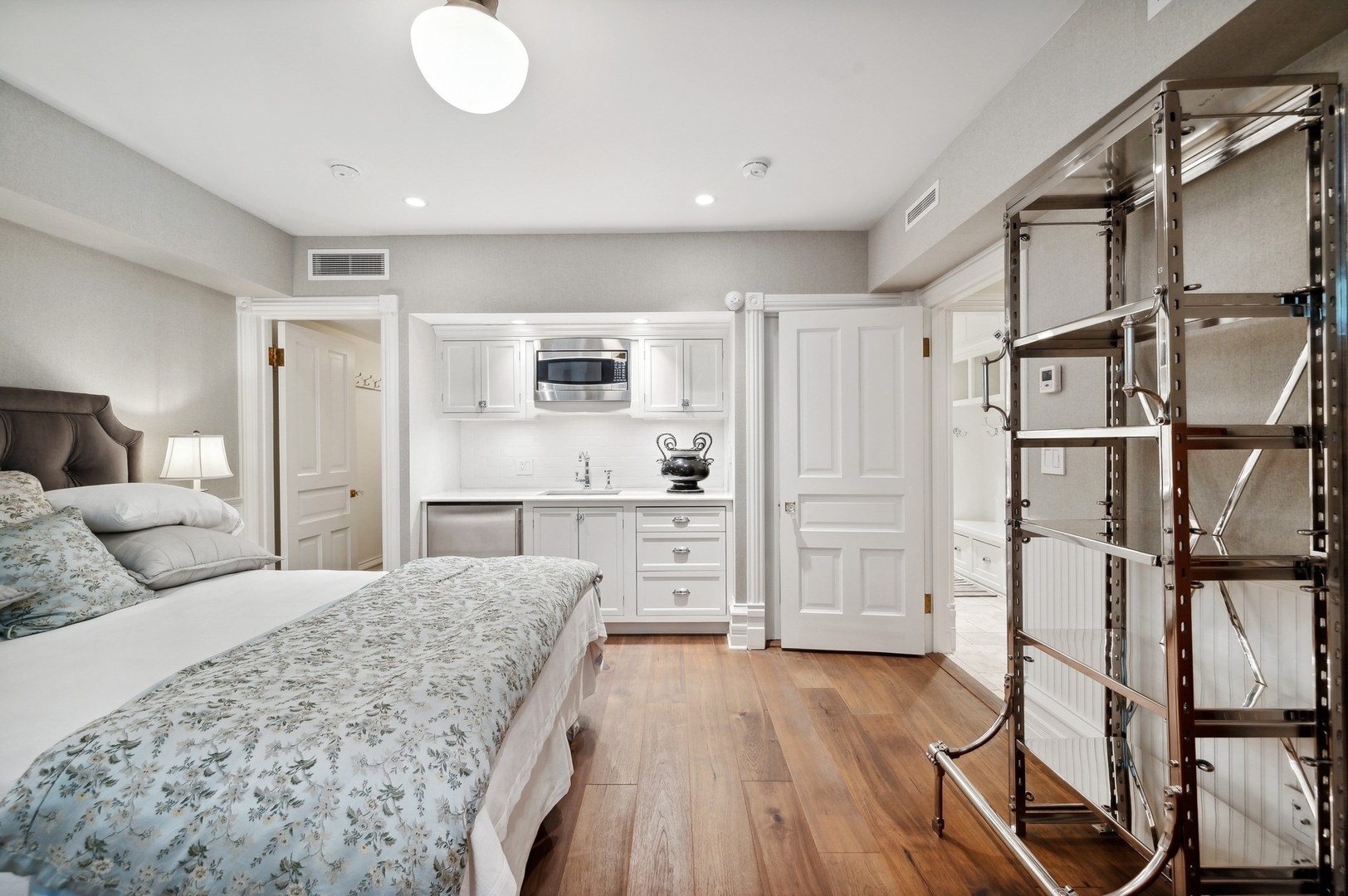 39 East Elm Street Chicago, IL 60611 - Photo 44 of 49 a large bedroom with a bed and a refrigerator