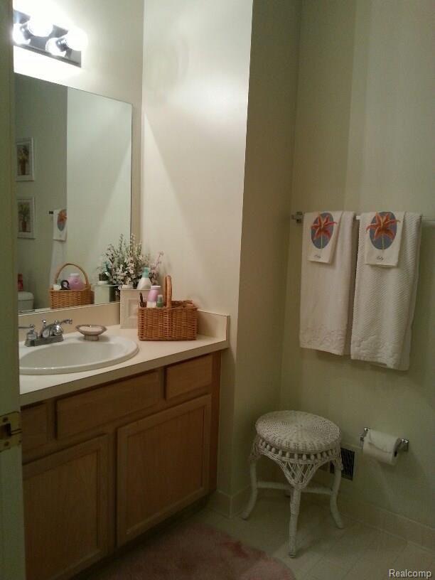 110 Pine Tree Ridge, Unit 42 Waterford, MI 48327 - Photo 8 of 9 Upper Full Bath