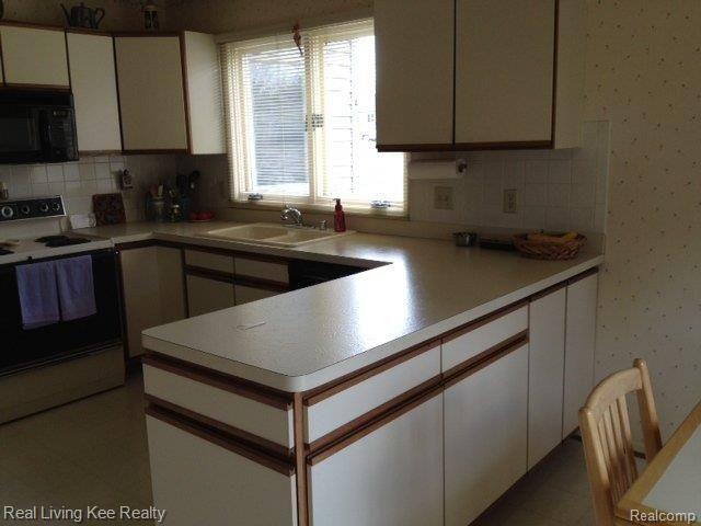 891 Augusta Drive Rochester, MI 48309 - Photo 5 of 22 Kitchen