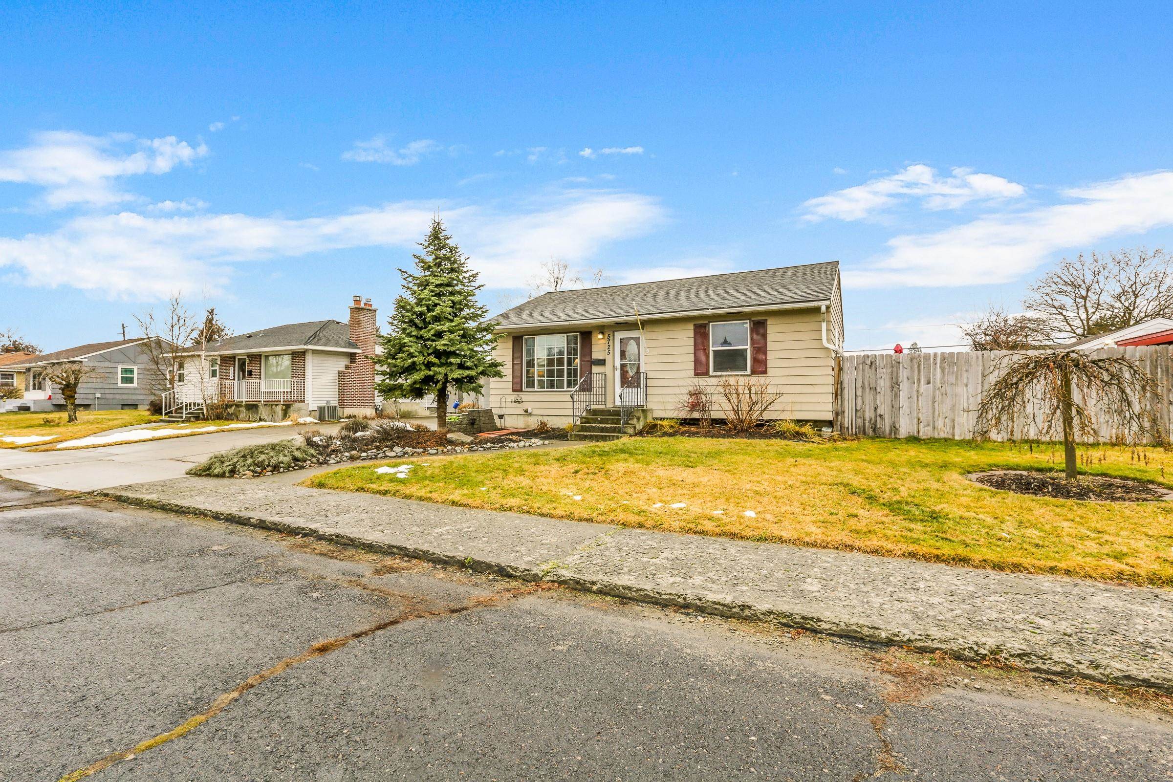 5725 North E Street Spokane, WA 99205 - Photo 2 of 22