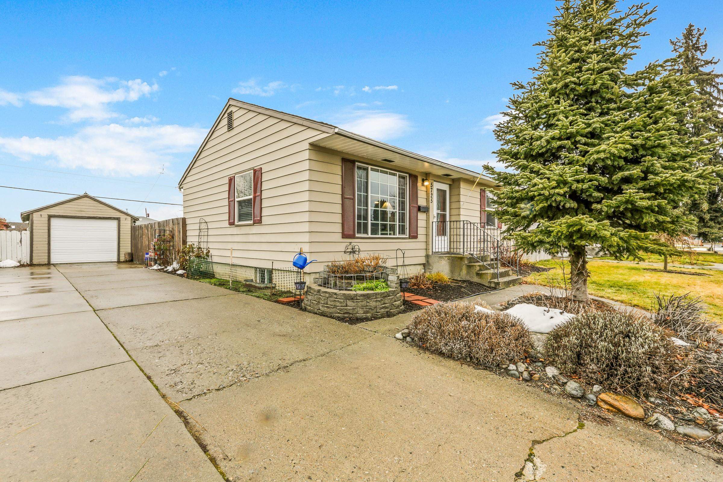 5725 North E Street Spokane, WA 99205 - Photo 3 of 22