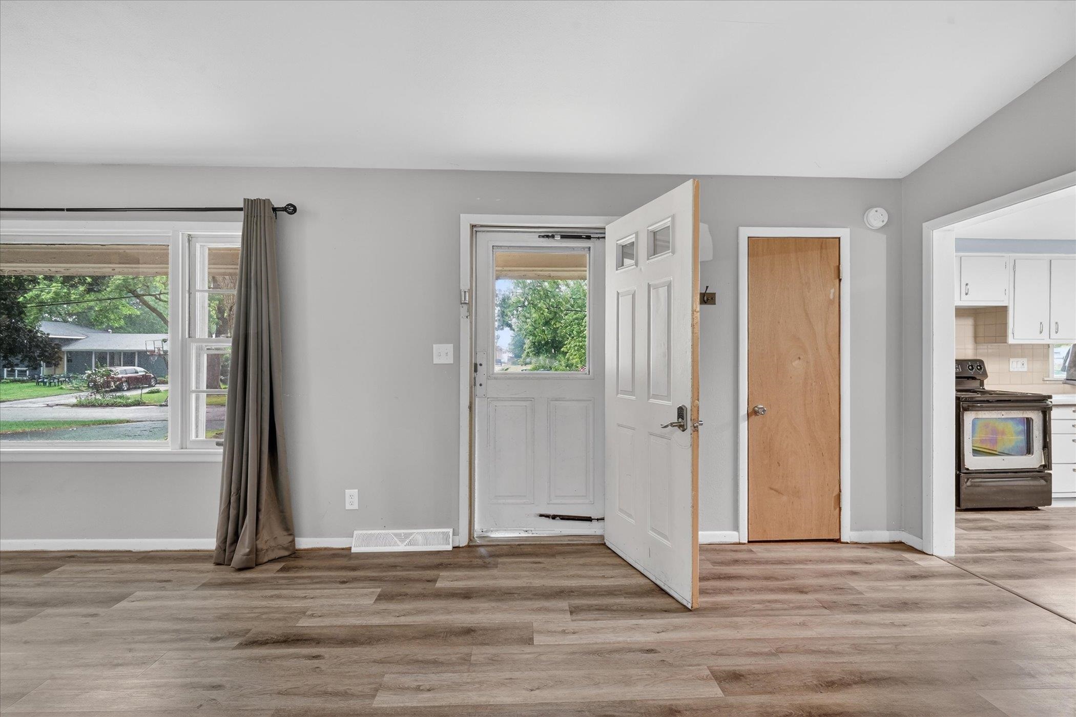 628 High Terrace DeKalb, IL 60115 - Photo 4 of 22