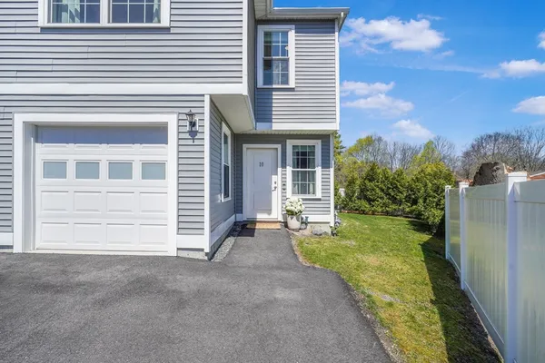$460,000 | 10 Knights Way, Unit 10, Swansea, MA 02777