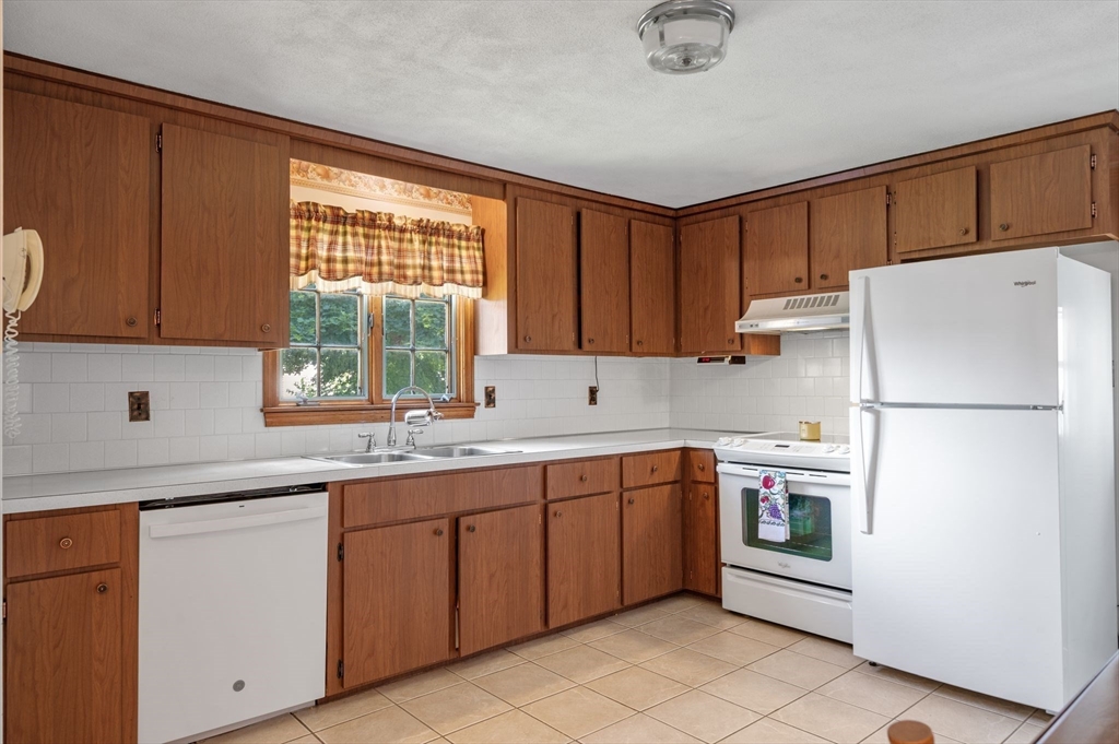 25 Colonial Road Peabody, MA 01960 - Photo 8 of 42