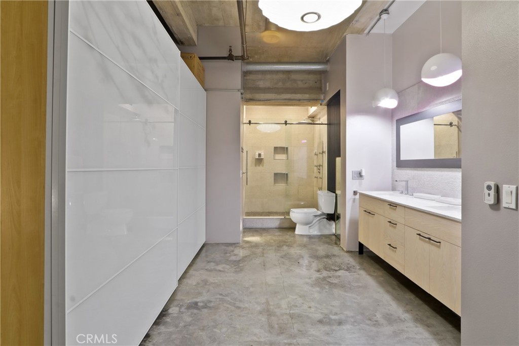 835 Locust Avenue, Unit 212 Long Beach, CA 90813 - Photo 30 of 39 Upstairs Bath