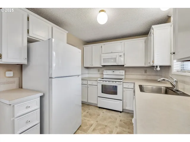 $209,500 | 864 Northeast Fleming Avenue, Gresham, OR 97030