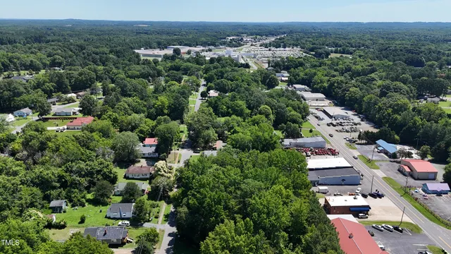 a picture of houses with lots of trees