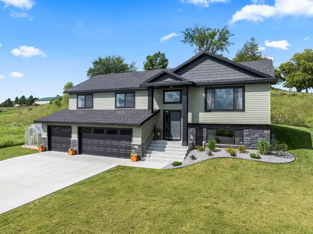 $445,000 | 600 Mulligan Drive, Zumbrota, MN 55992