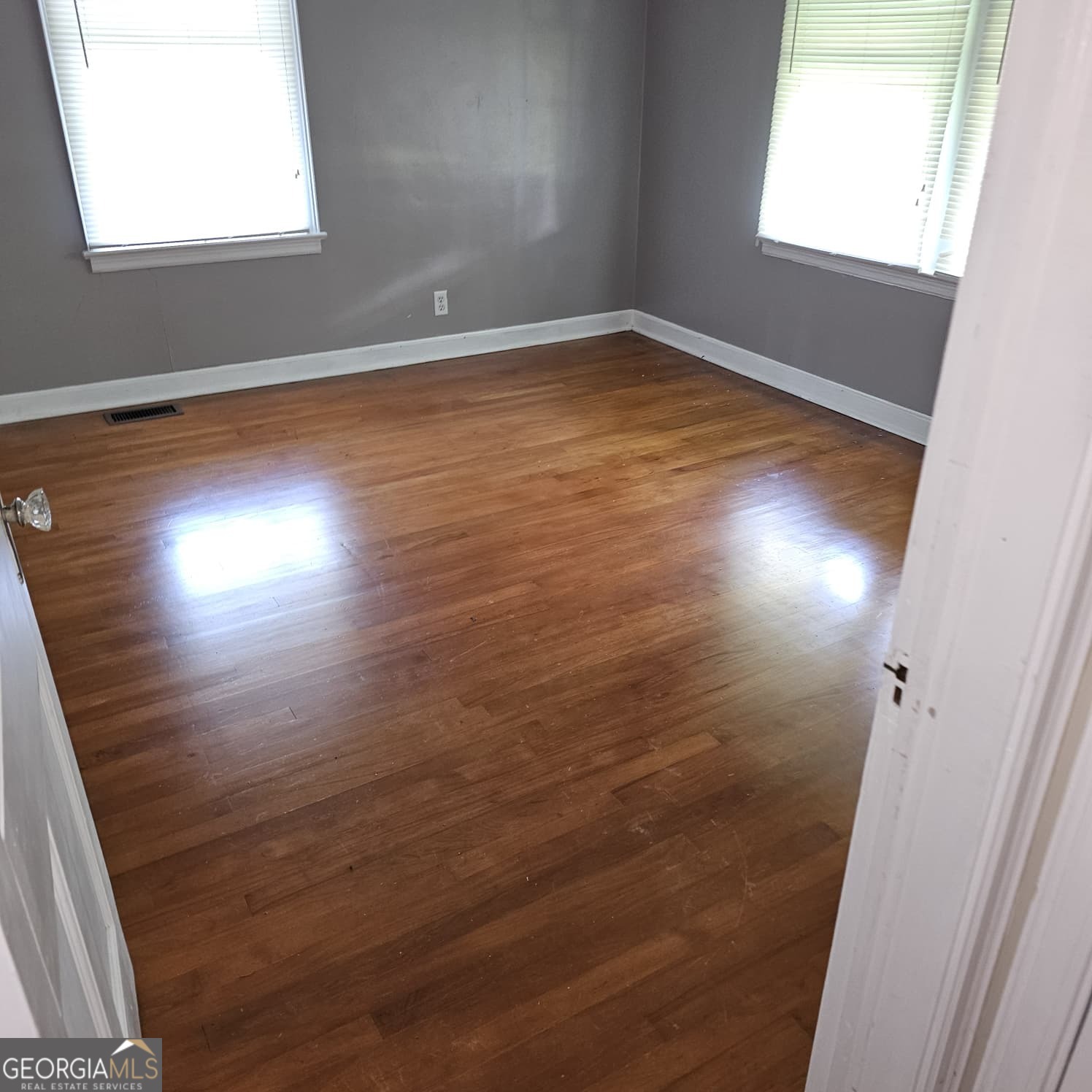 60 North East Main Street Hampton, GA 30228 - Photo 7 of 17 en empty room with window