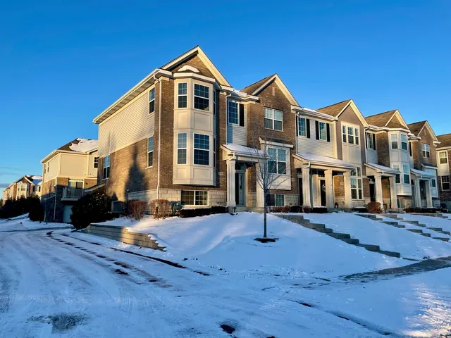 $3,000 | 2995 Henley Lane, Unit 2995, Naperville, IL 60540