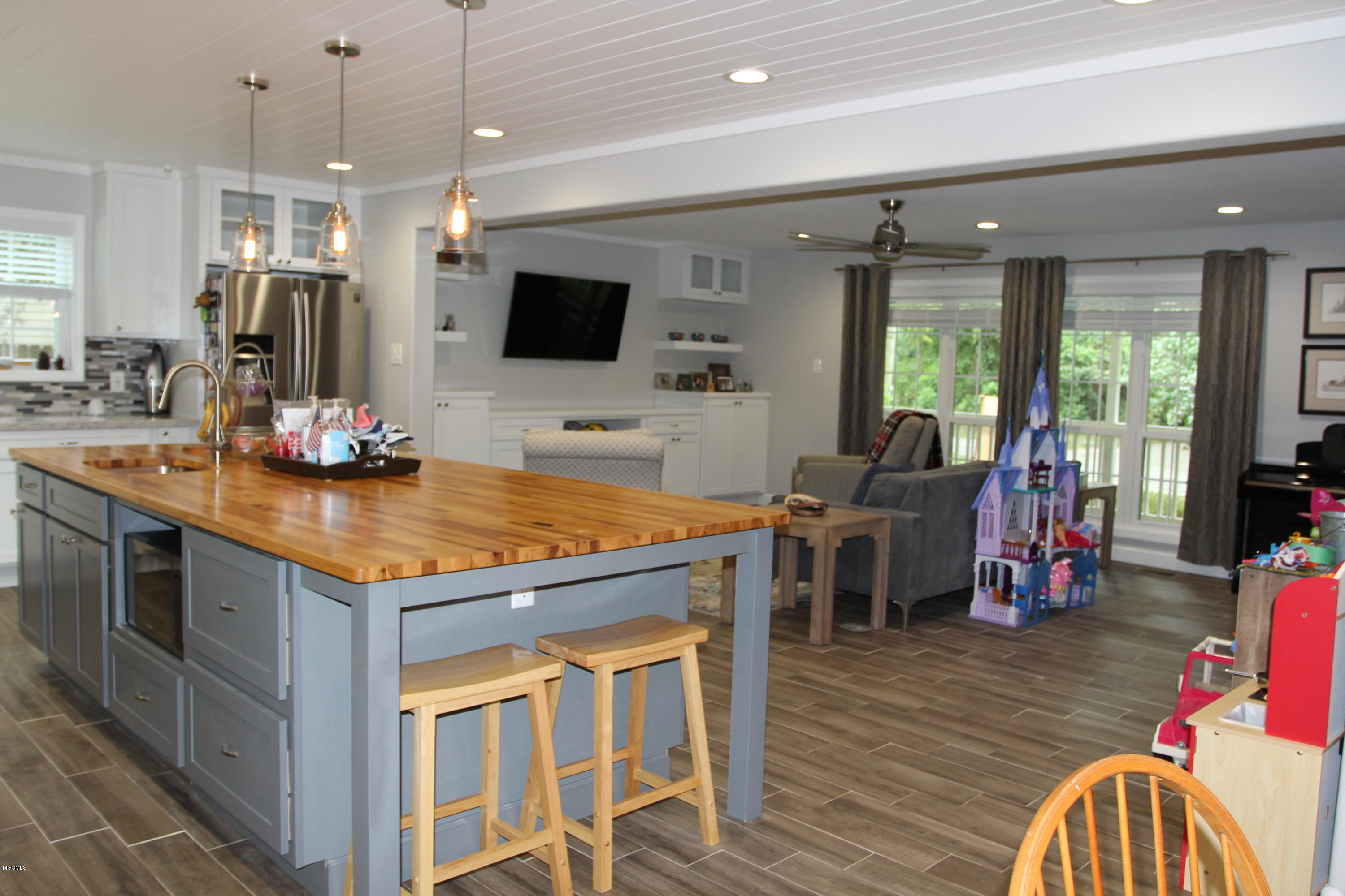 5812 Ridge Road Ocean Springs, MS 39564 - Photo 5 of 36 Kitchen/Family