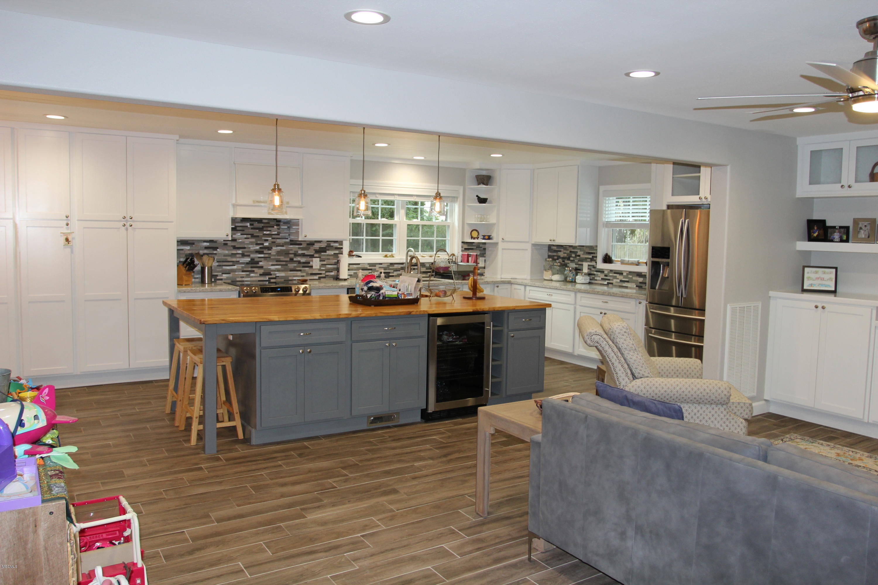 5812 Ridge Road Ocean Springs, MS 39564 - Photo 6 of 36 Family/Kitchen