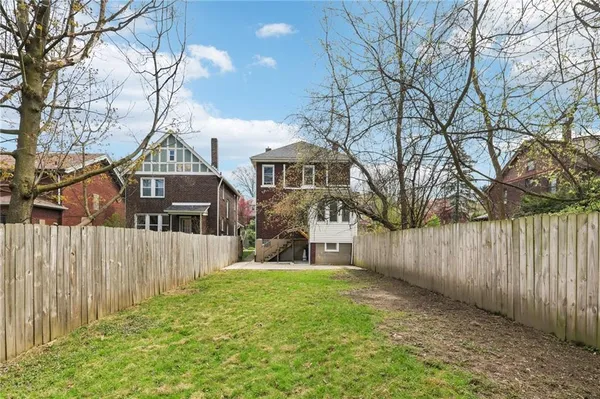 a view of backyard of the house