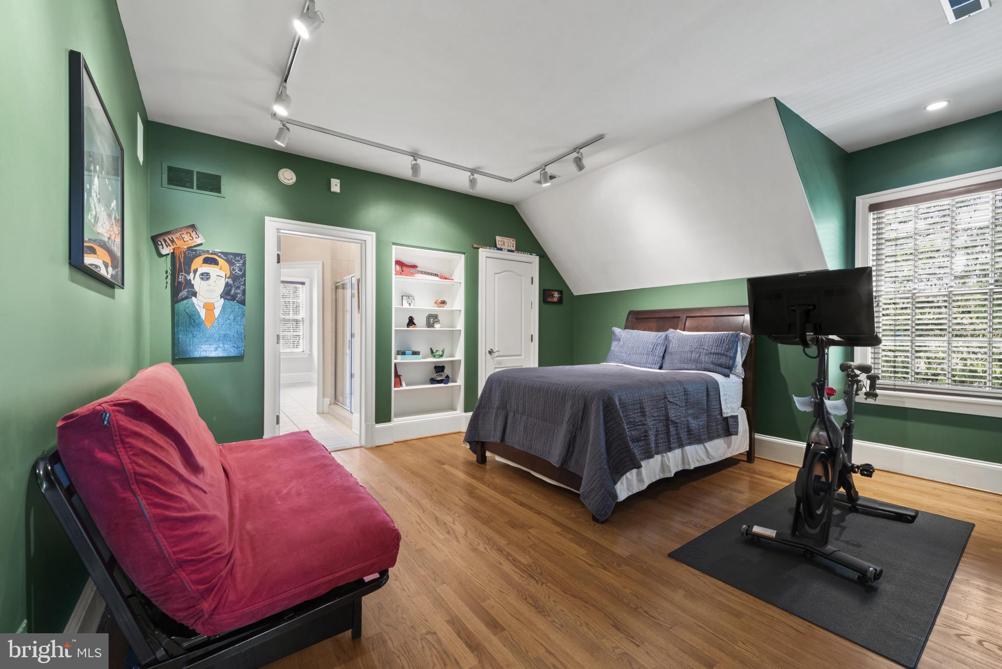 7810 Ruxwood Road Ruxton, MD 21204 - Photo 70 of 94 Bedroom with 2 walk-in closets.