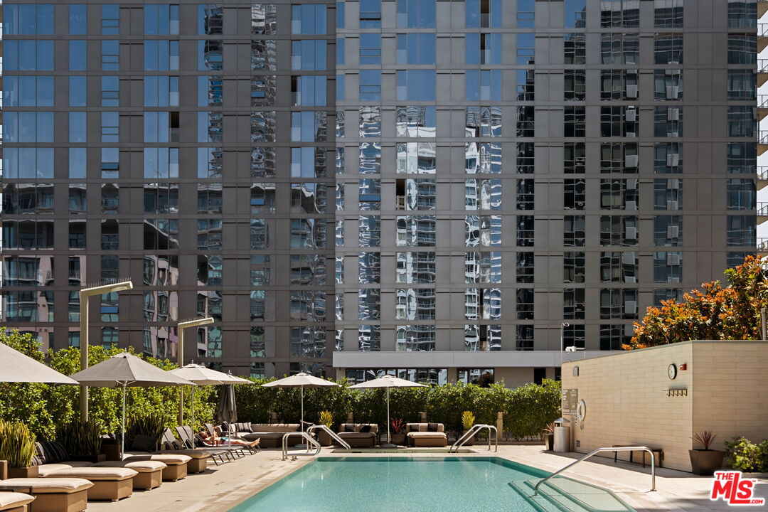 1155 South Grand Avenue, Unit 2204 Los Angeles, CA 90015 - Photo 42 of 50 a view of building with street view