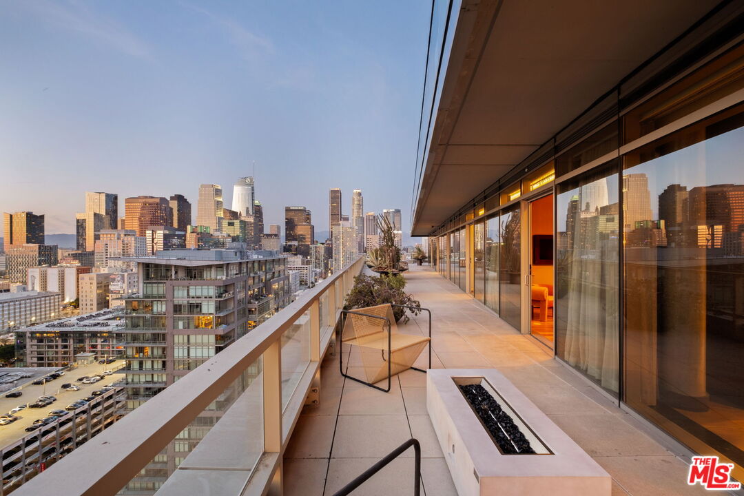 1155 South Grand Avenue, Unit 2204 Los Angeles, CA 90015 - Photo 49 of 50 a balcony with city view