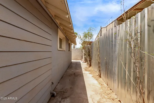 a view of a backyard