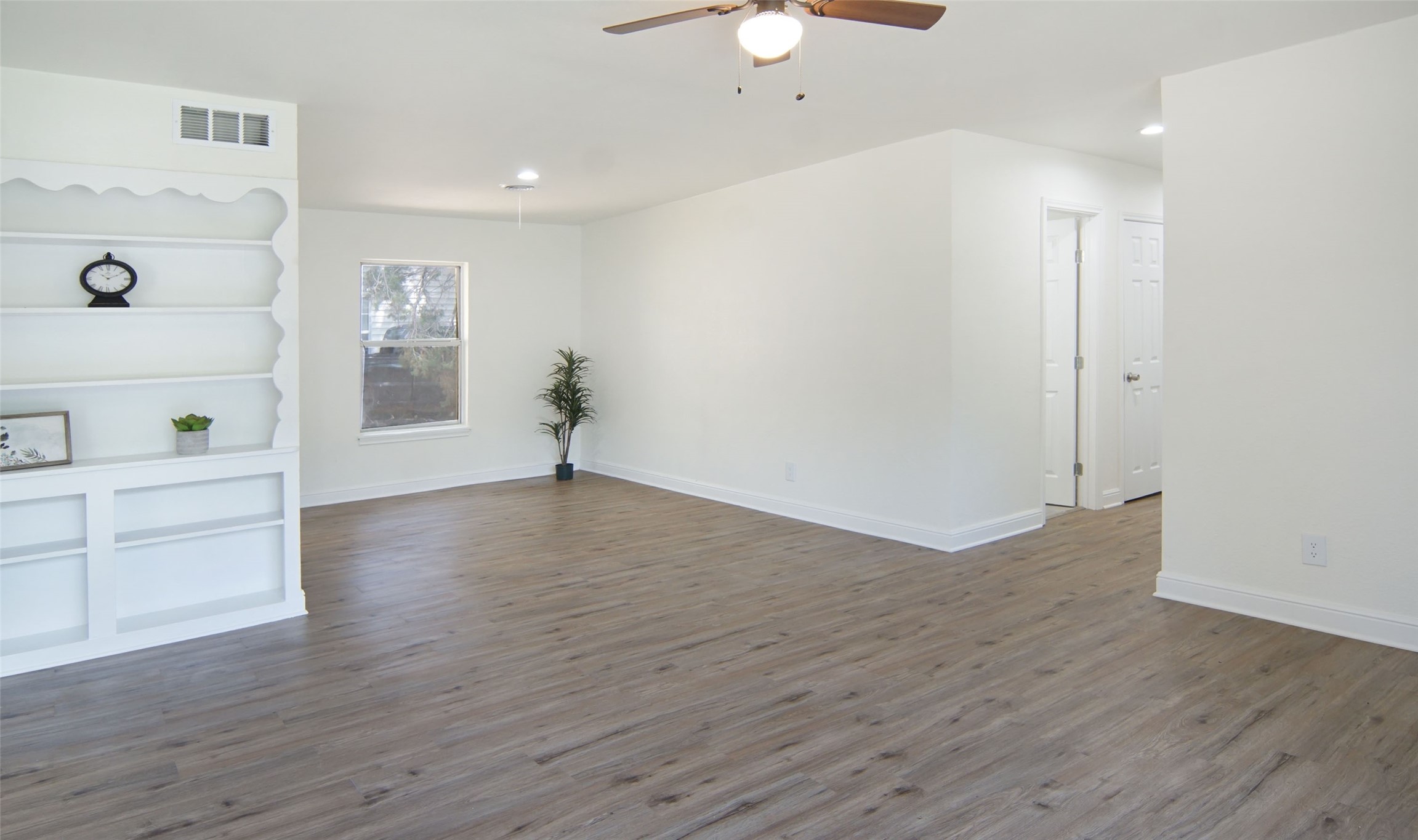 619 9th Street Terrell, TX 75160 - Photo 5 of 18 Living Room & Dining Room