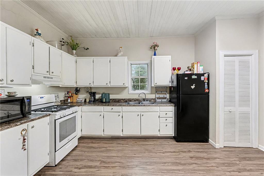 48 Maple Street Grantville, GA 30220 - Photo 12 of 26 a kitchen with granite countertop a refrigerator and a stove