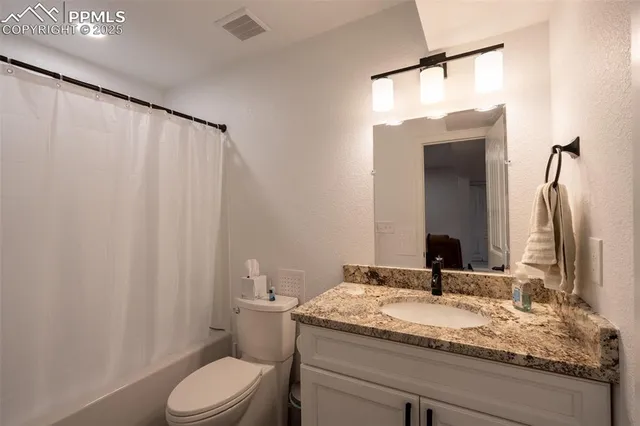 a view of entryway with a door