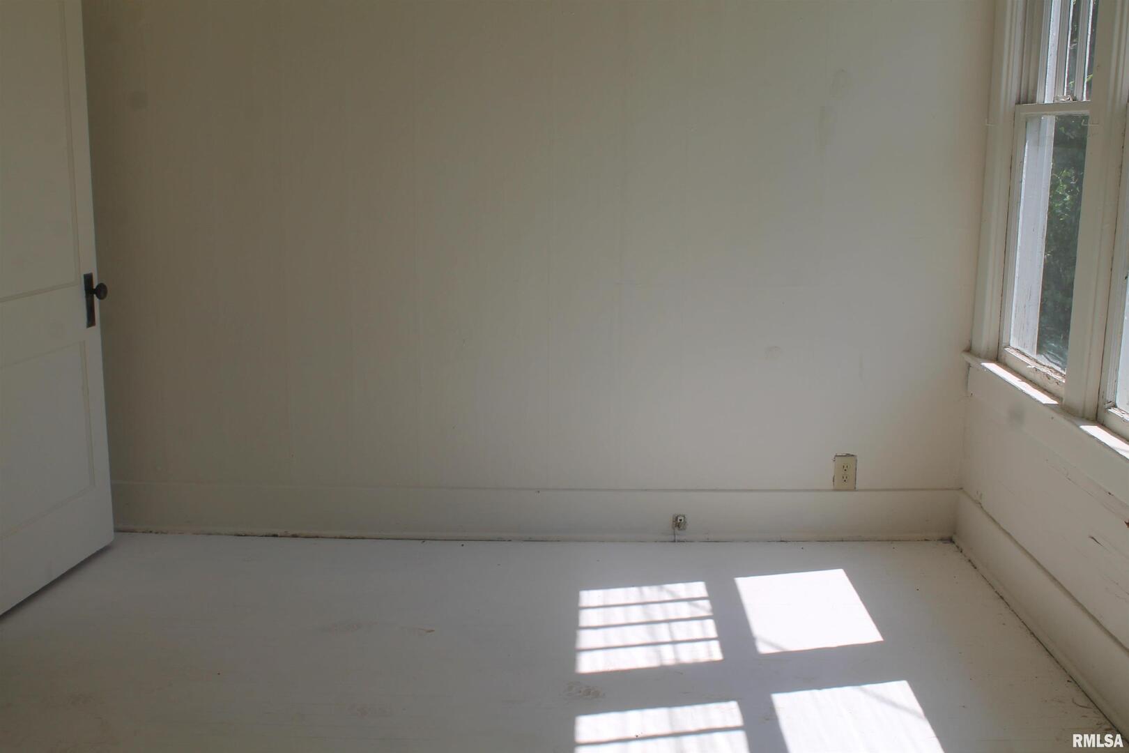 505 West Cherry Street Carbondale, IL 62901 - Photo 4 of 6 a close up of a white wall